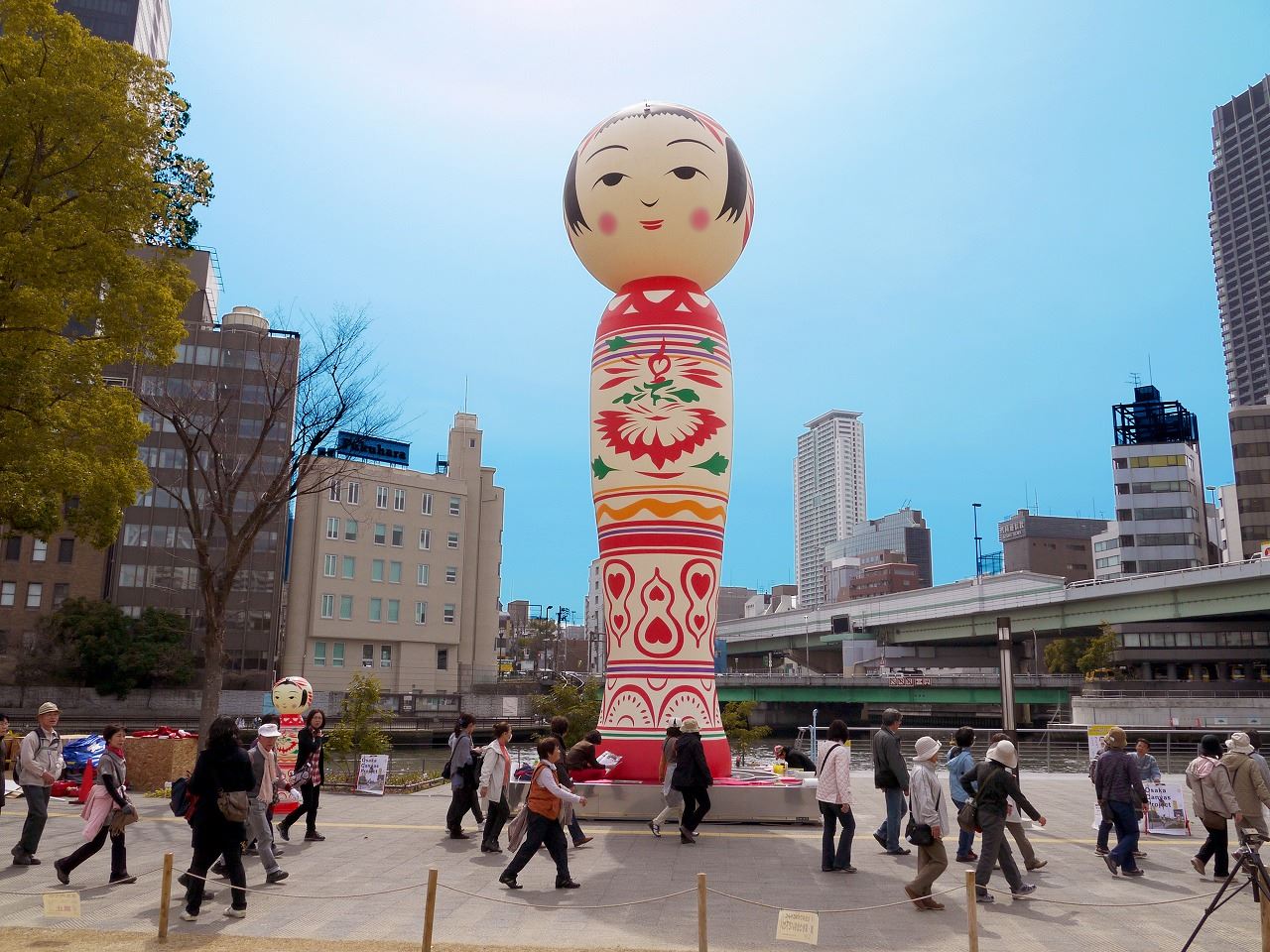 巨大こけし「花子」